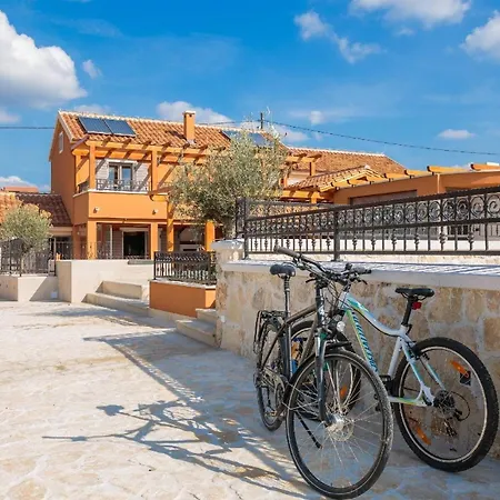 Ferienhaus Mit Privatpool Fur 6 Personen Ca 150 Qm In Bicine, Dalmatien Norddalmatien Casa de Férias