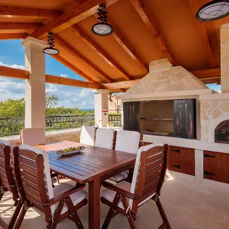 Ferienhaus Mit Privatpool Fur 6 Personen Ca 150 Qm In Bicine, Dalmatien Norddalmatien Casa de Férias *